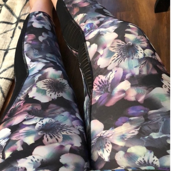 Jessica Simpson Plus Size Wild Flora Capri Legging - Picture 2 of 10
